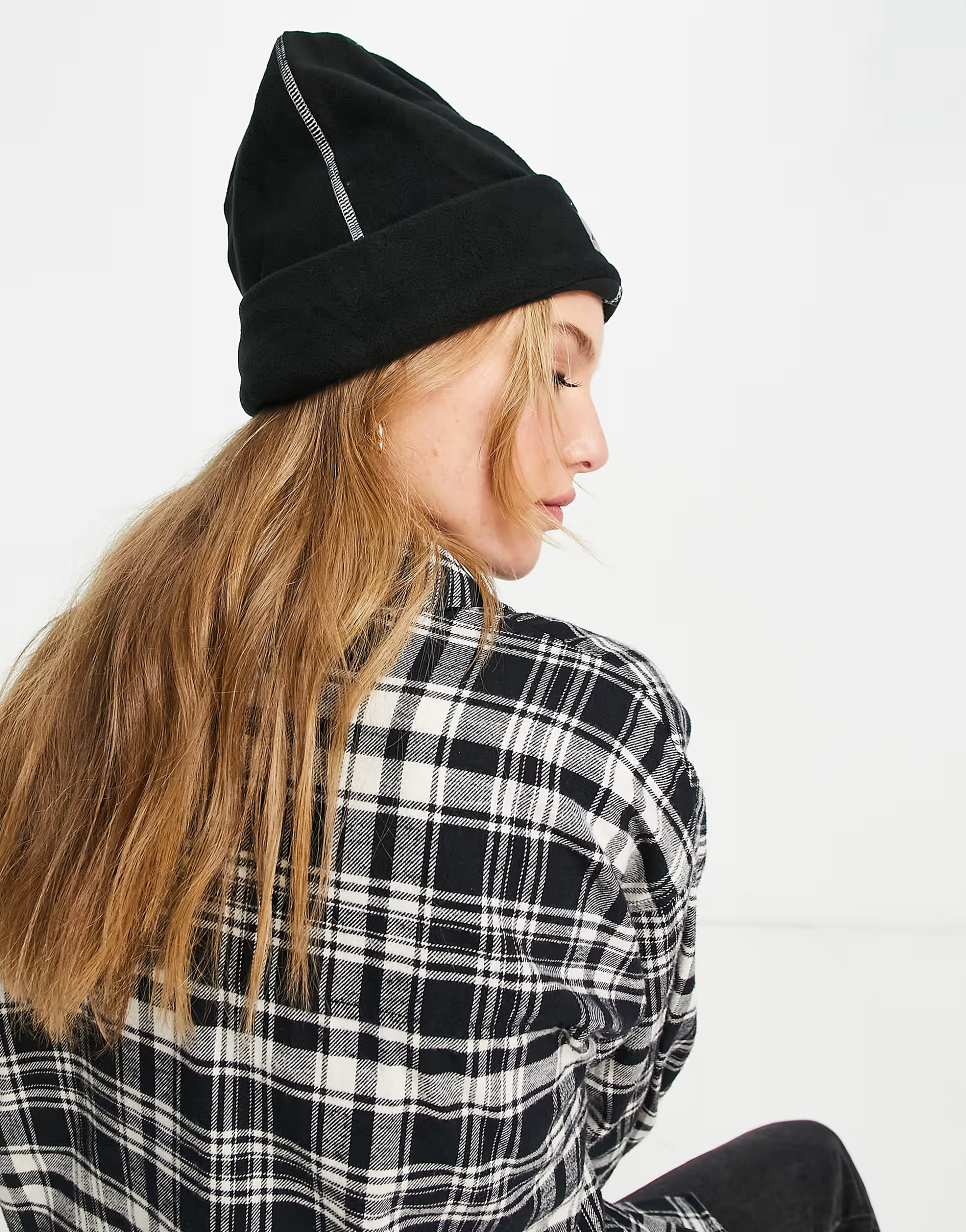 HUF Womens Mountain Beanie Hat With Reflective Patch And Conrast Overlocking In Black