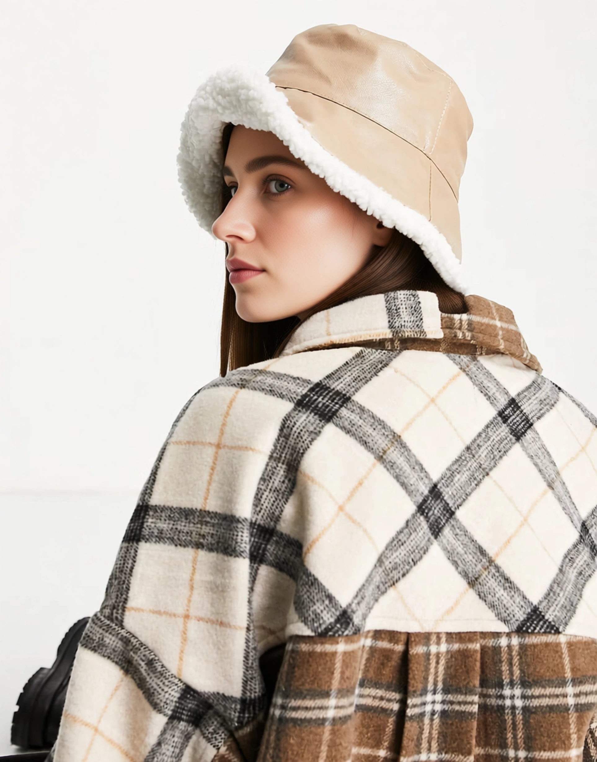 Pieces Women's Borg Bucket Hat in Camel In Neutral
