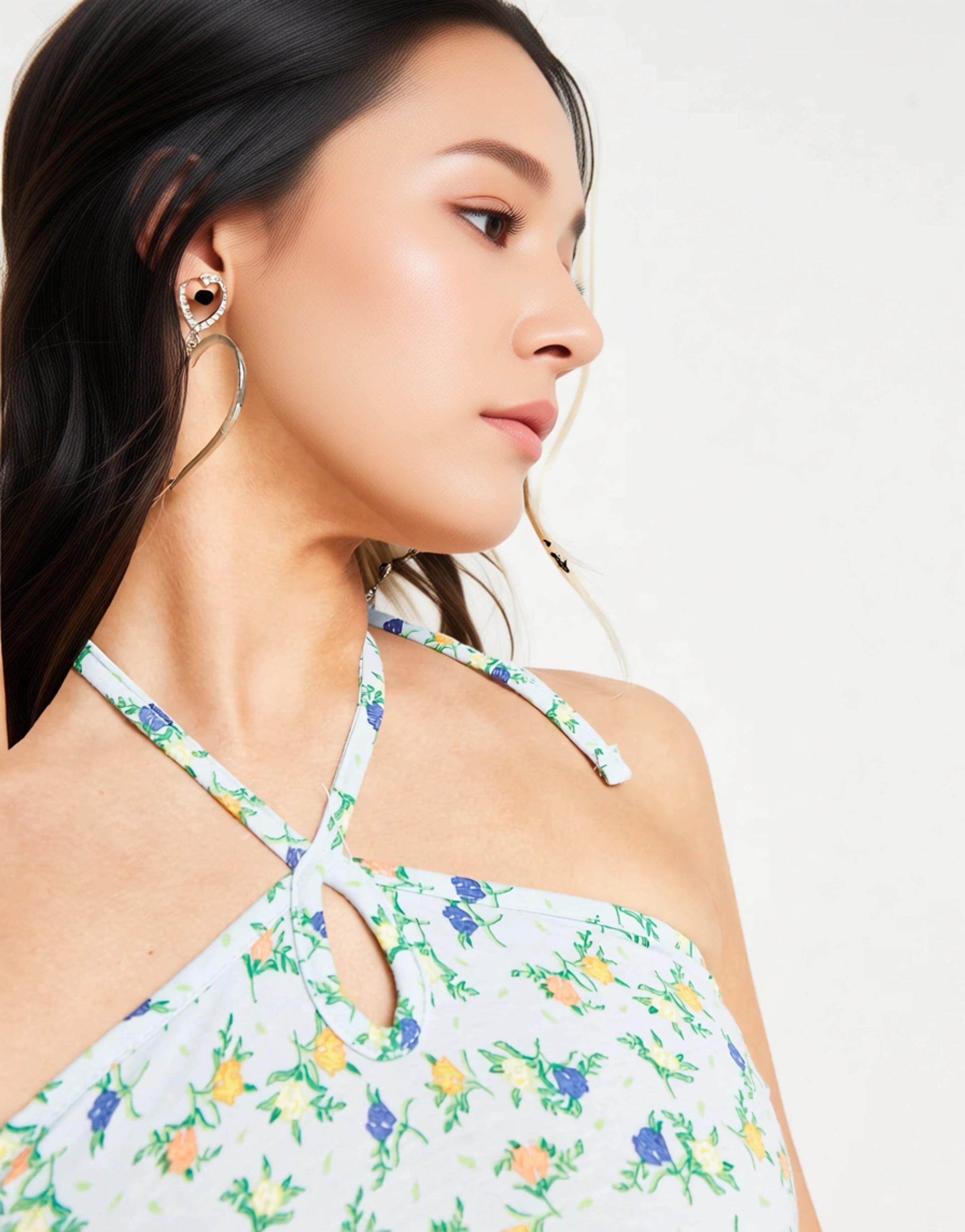 Womens Daisy Street Strappy Halterneck Crop Top In Blue Ditsy Floral