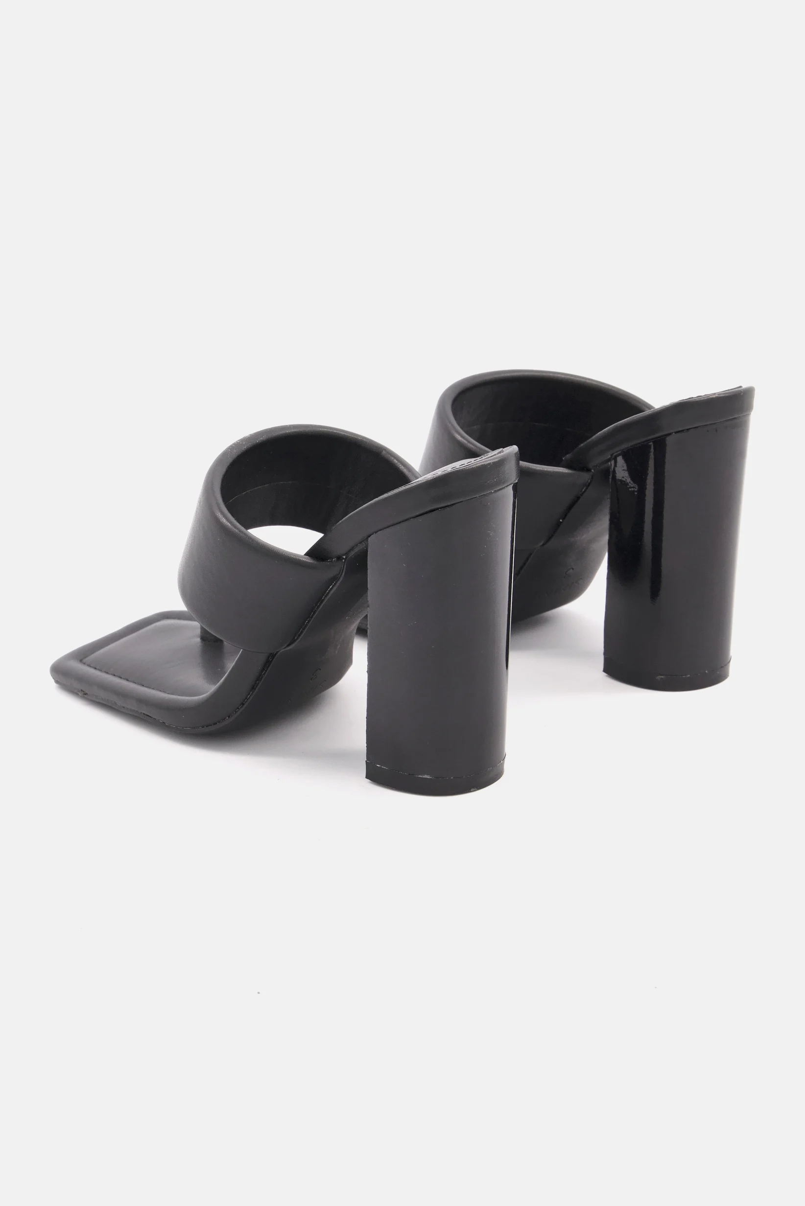 Womens Simmi London Wide Fit Tour Padded Mules With Toe Loop In Black