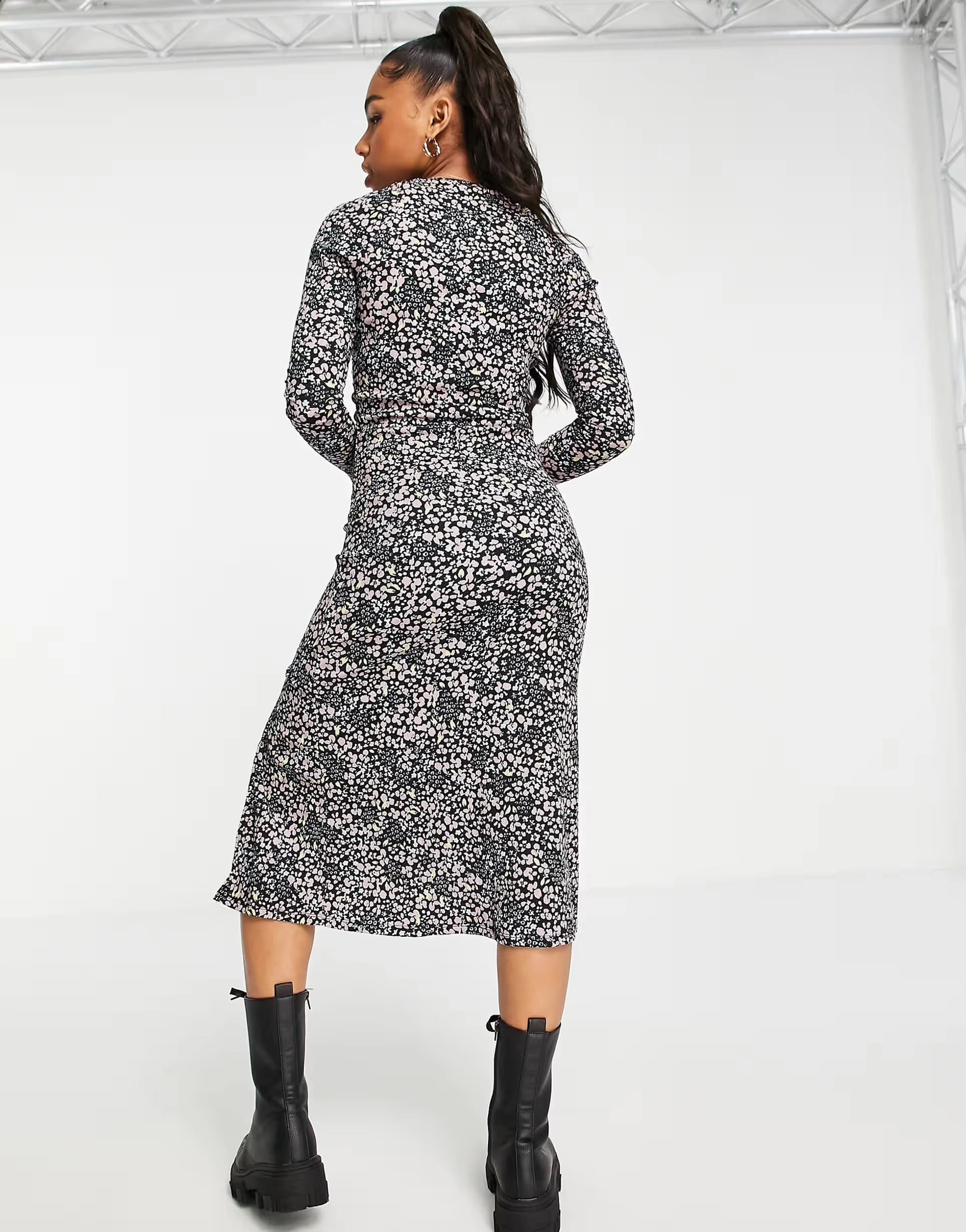 Womens Monki Sweetheart Neckline Long Sleeve Midi Dress in Floral Print