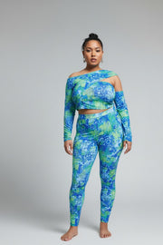 Daisy Street Plus Womens Asymmetric Off Shoulder Crop Top in Blue Print