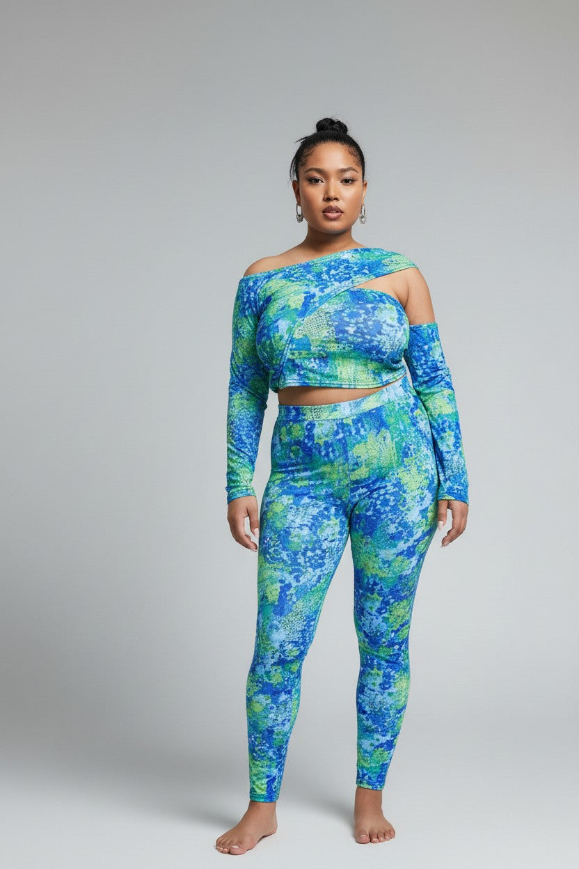 Daisy Street Plus Womens Asymmetric Off Shoulder Crop Top in Blue Print