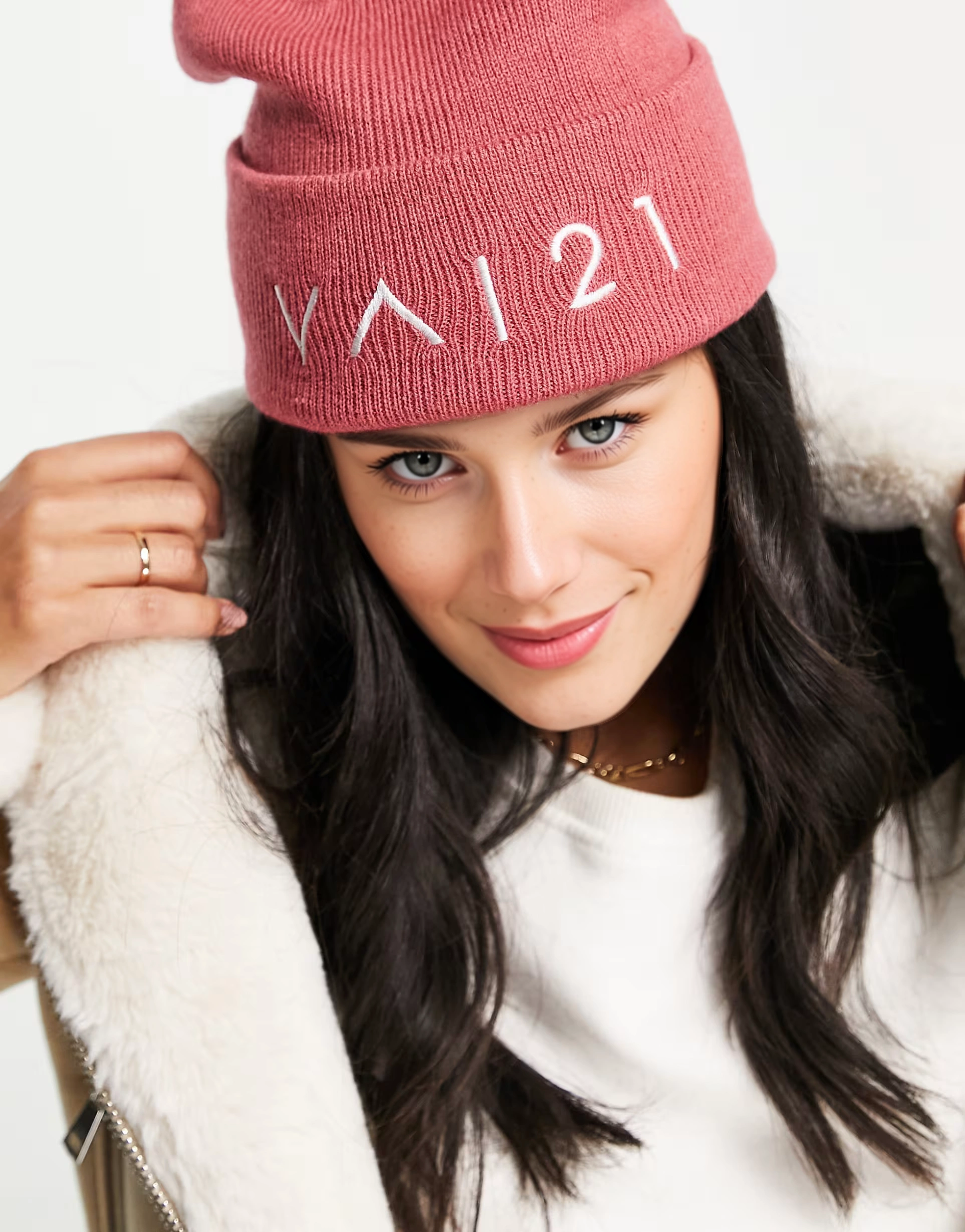 Vai21 Womens Logo Knitted Beanie In Red