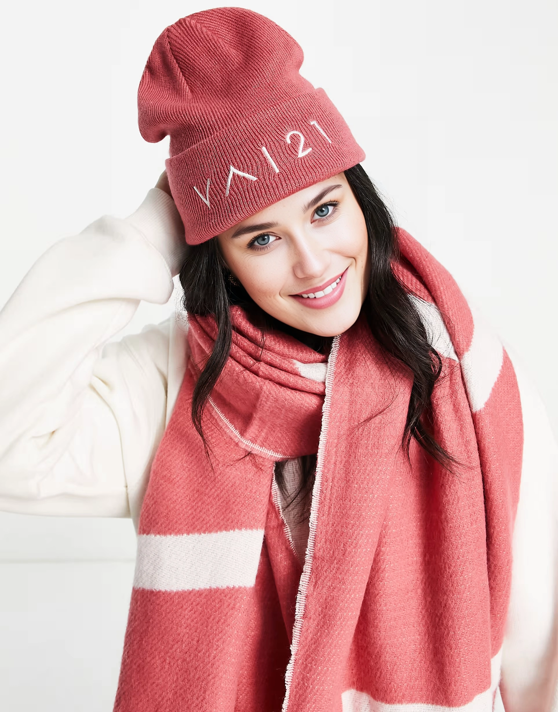 Vai21 Womens Logo Knitted Beanie In Red