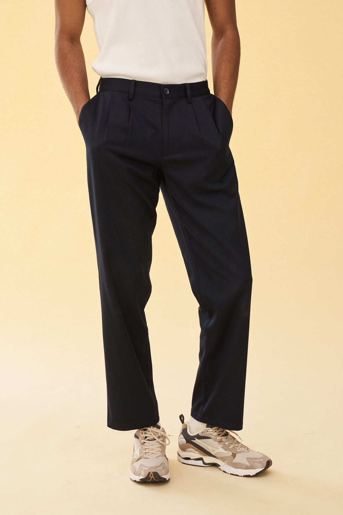 Mens Cafe-Mountain Pleated Pant In Navy