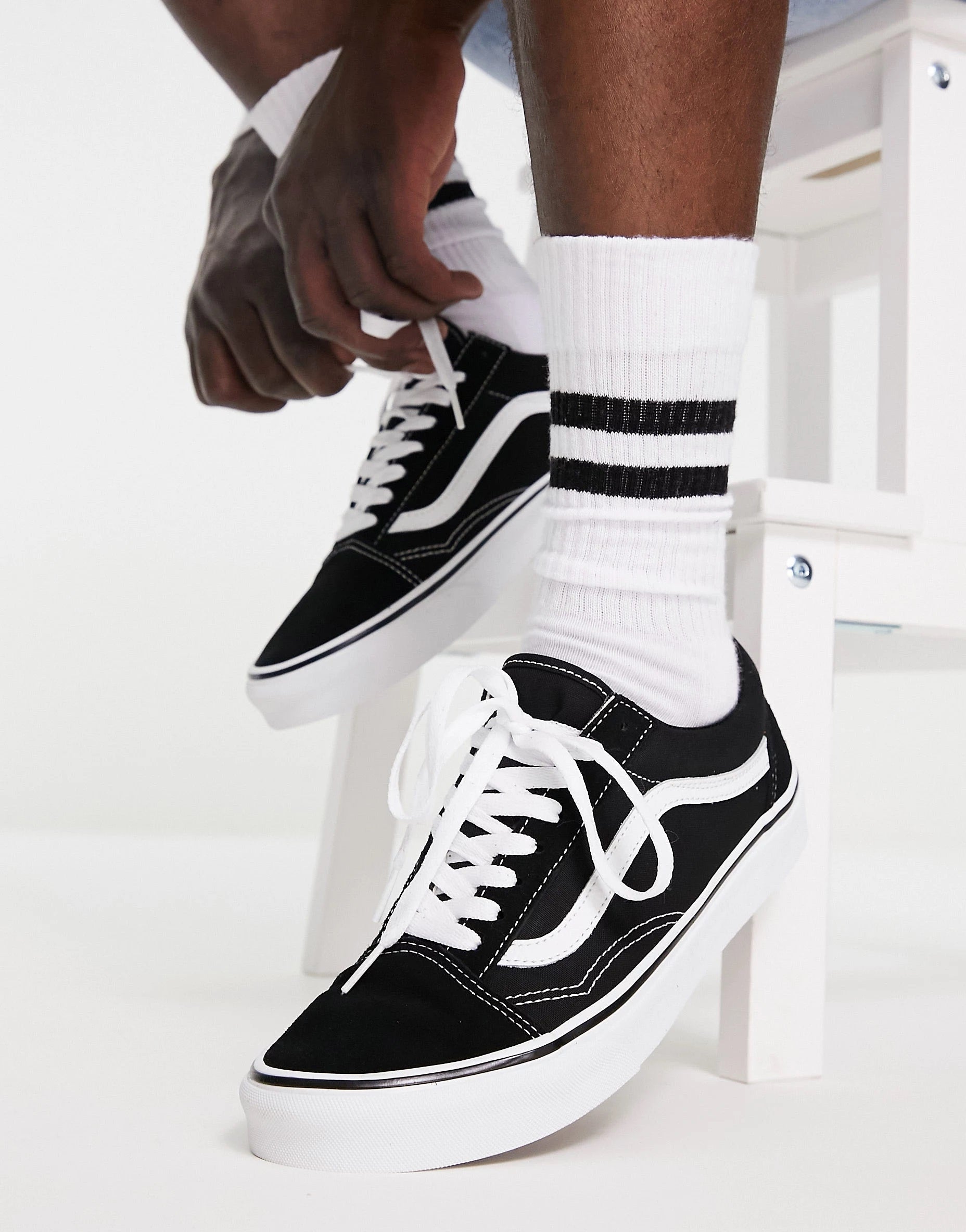 Vans old skool black and white hot sale on feet