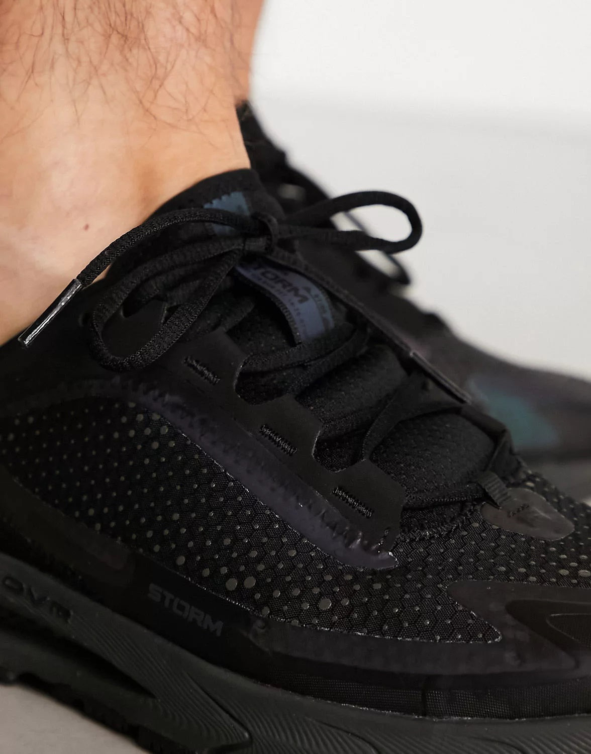 Under armour all black hot sale trainers